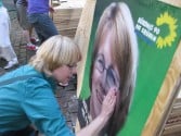 Krista Sager klebt ihre Wahlplakate